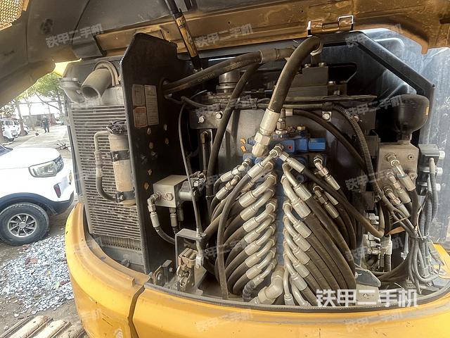 液压泵舱室正面整体（整机外观）