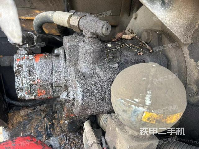 液压泵舱室正面整体（整机外观）