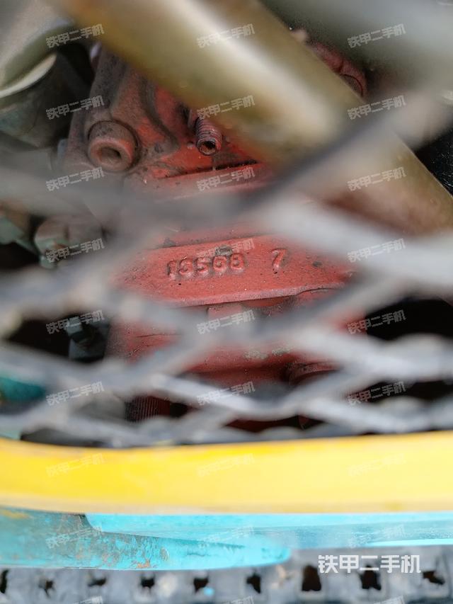 液压泵舱室正面整体（整机外观）