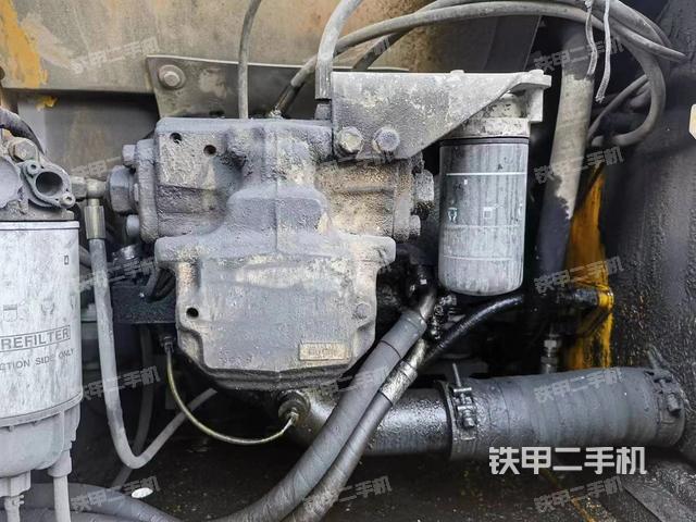 液压泵舱室正面整体（整机外观）