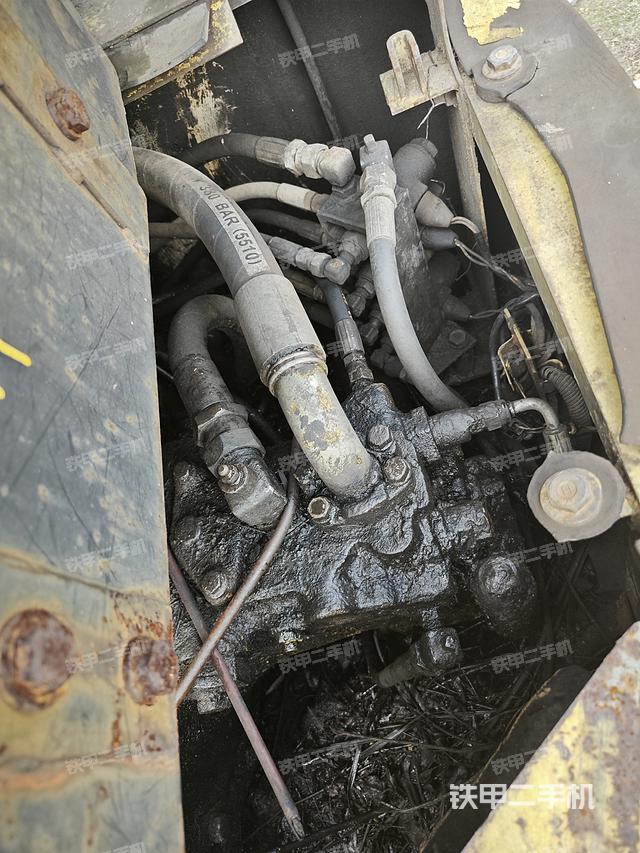 液压泵舱室正面整体（整机外观）