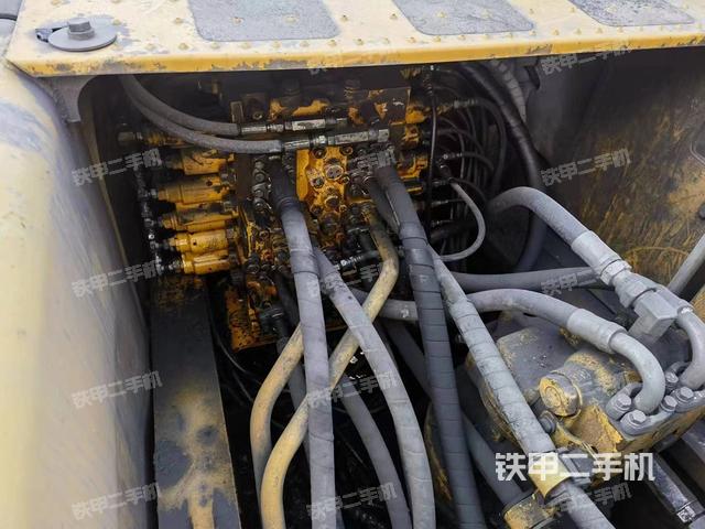 回转马达和主控阀（整机外观）