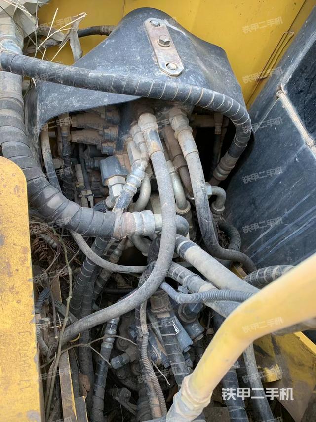 回转马达和主控阀（整机外观）