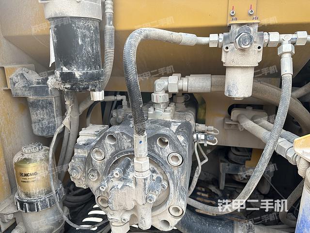 液压泵舱室正面整体（整机外观）