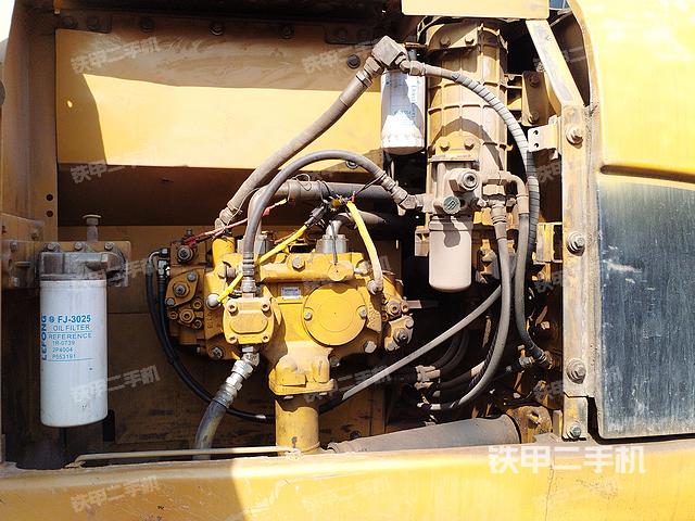 液压泵舱室正面整体（整机外观）