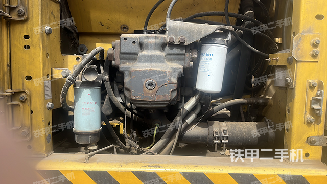 液压泵舱室正面整体（整机外观）