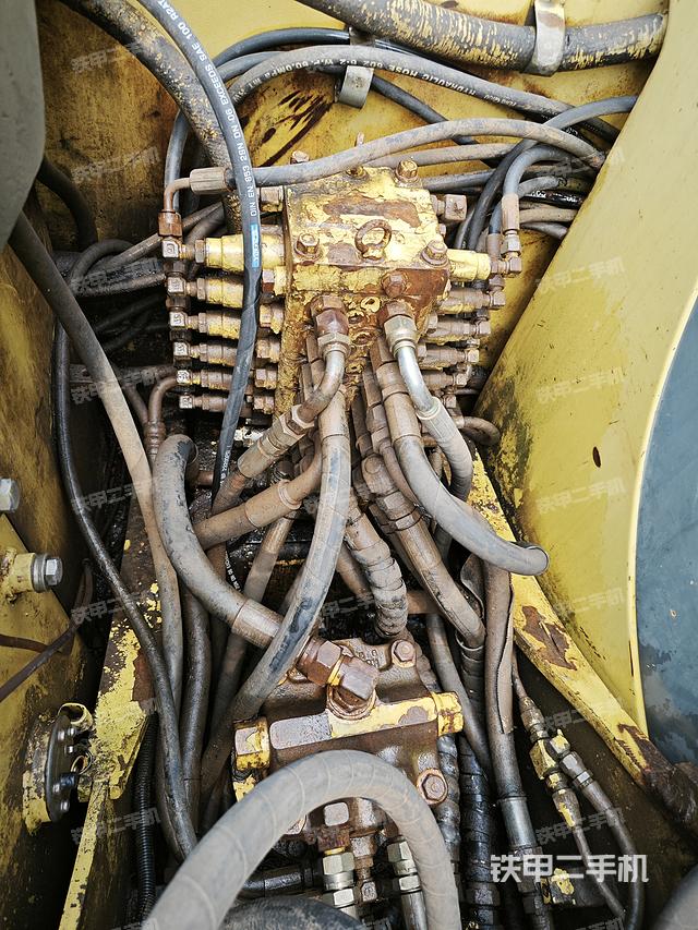 回转马达和主控阀（整机外观）