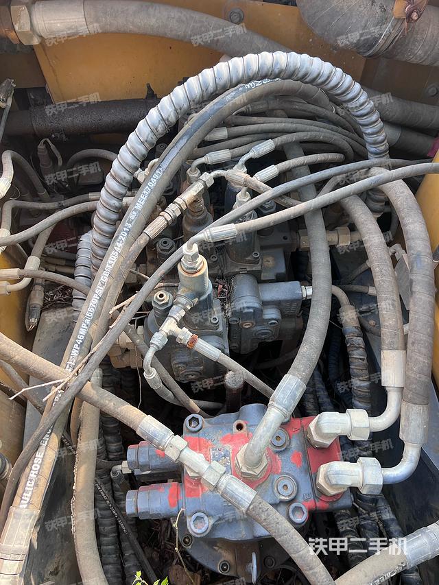 回转马达和主控阀（整机外观）