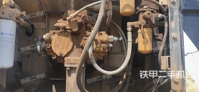 液压泵舱室正面整体（整机外观）