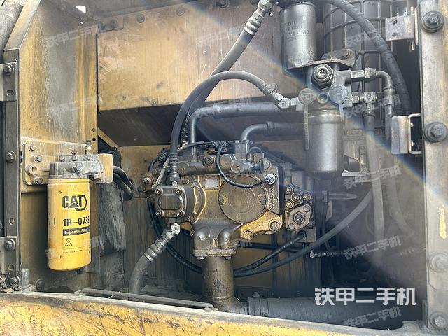 液压泵舱室正面整体（整机外观）