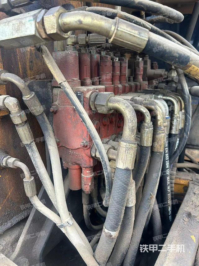 回转马达和主控阀（整机外观）