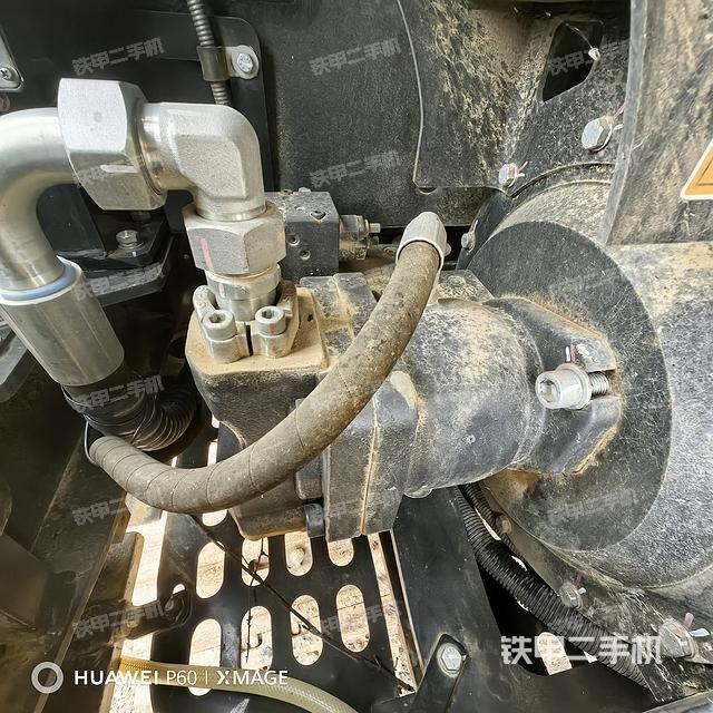 液压泵舱室正面整体（整机外观）