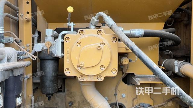 液压泵舱室正面整体（整机外观）