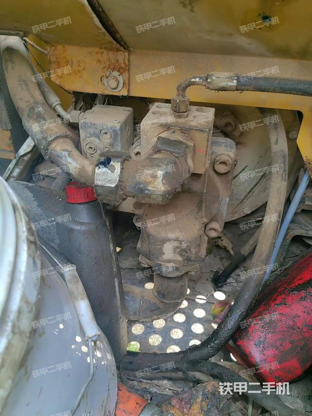 液压泵舱室正面整体（整机外观）