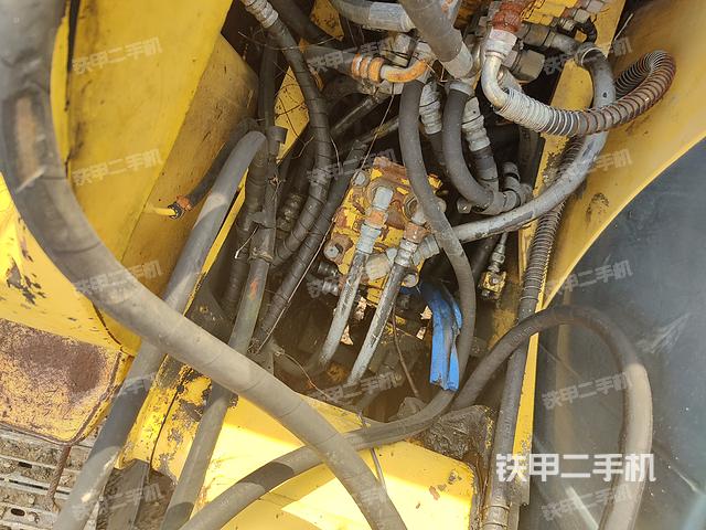 回转马达和主控阀（整机外观）