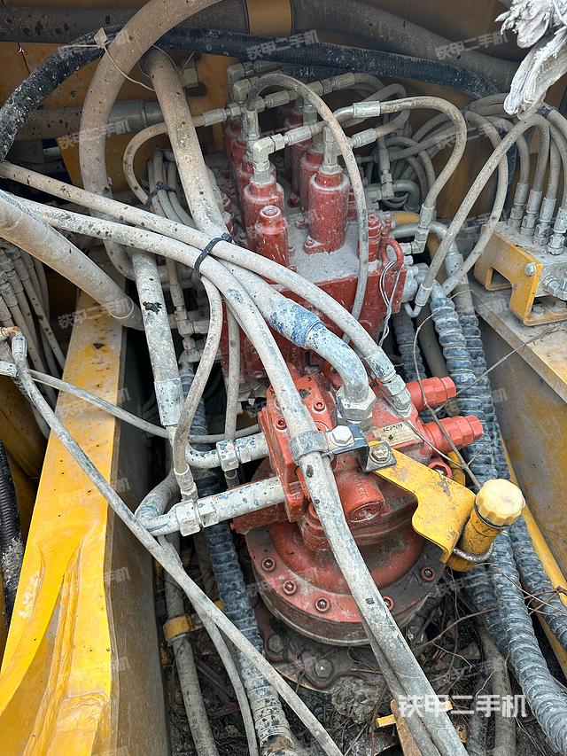 回转马达和主控阀（整机外观）