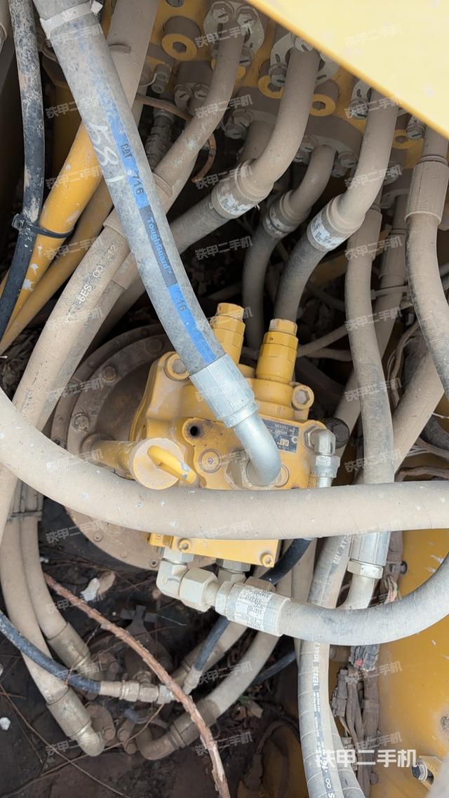 回转马达和主控阀（整机外观）