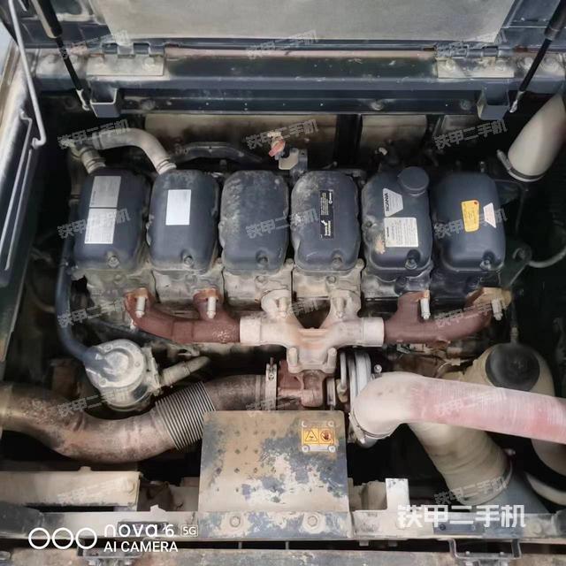 液压泵舱室正面整体（整机外观）