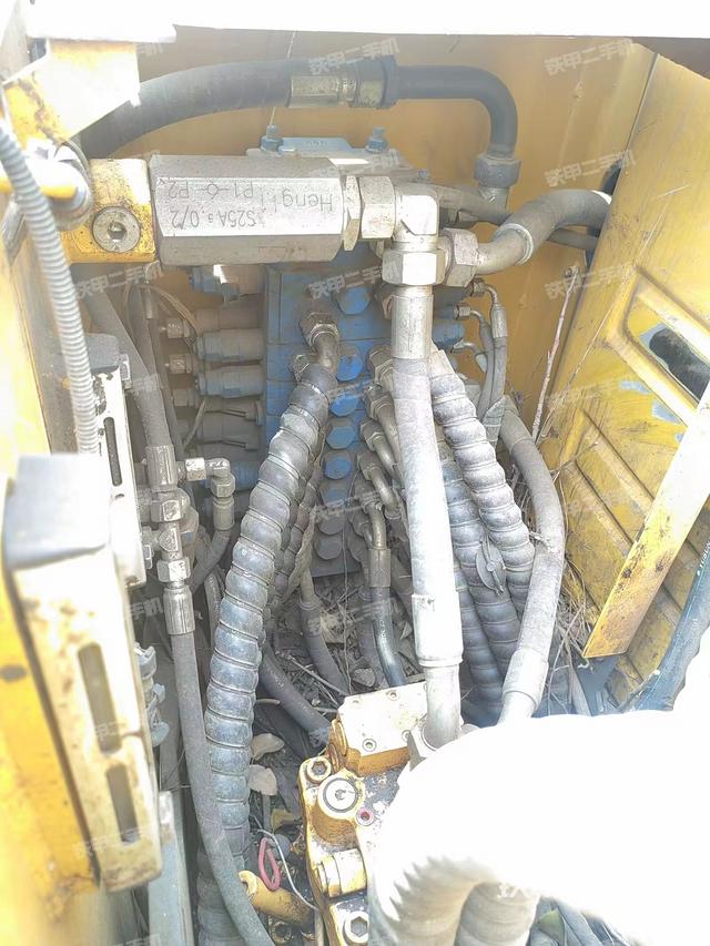 回转马达和主控阀（整机外观）