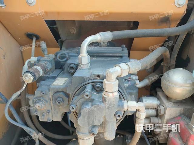 液压泵舱室正面整体（整机外观）