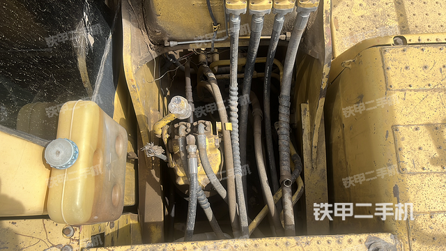 回转马达和主控阀（整机外观）