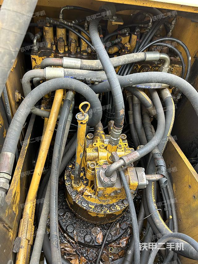 回转马达和主控阀（整机外观）