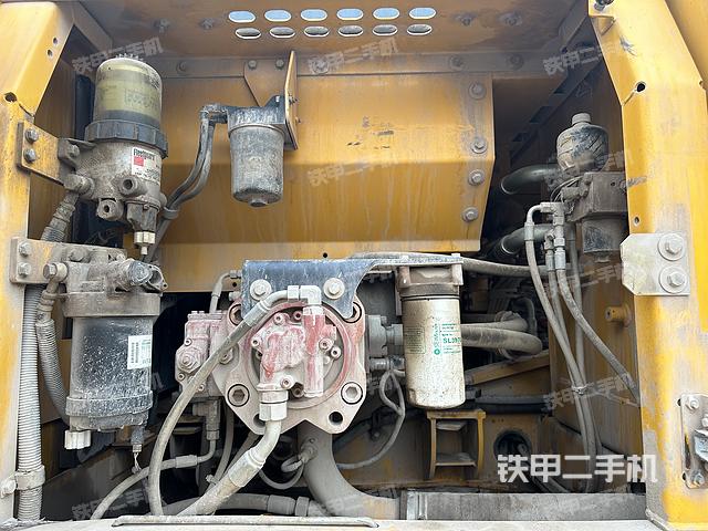 液压泵舱室正面整体（整机外观）