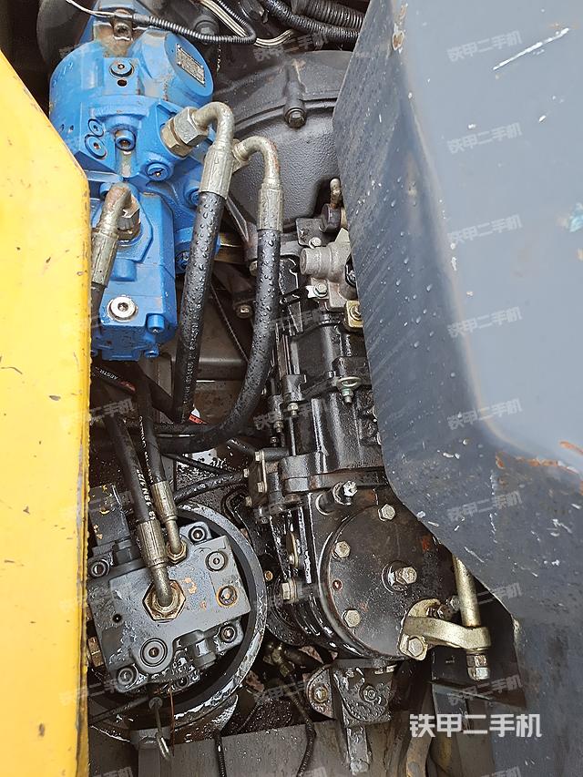 回转马达和主控阀（整机外观）