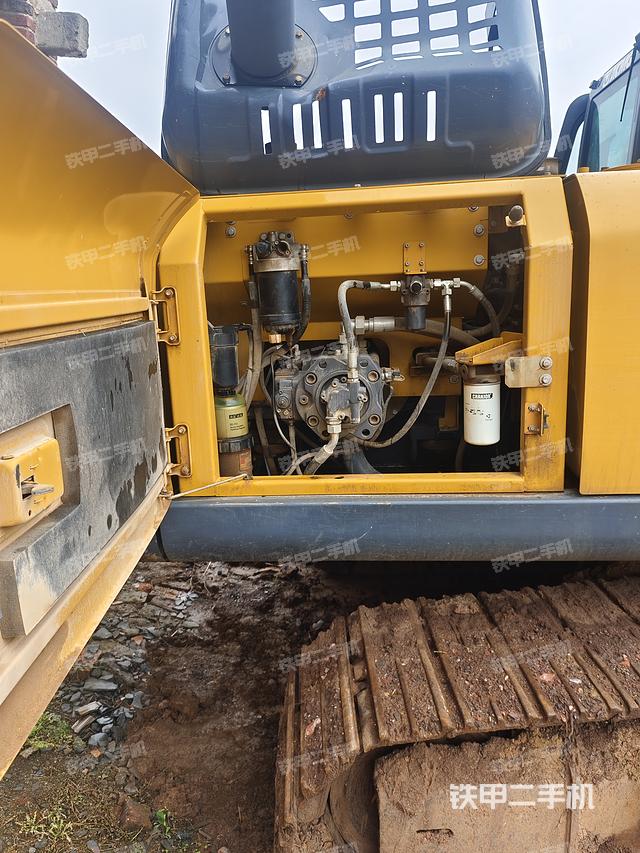 液压泵舱室正面整体（整机外观）