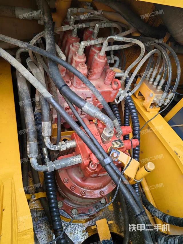 回转马达和主控阀（整机外观）