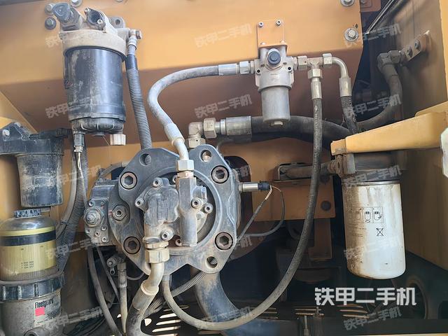 液压泵舱室正面整体（整机外观）