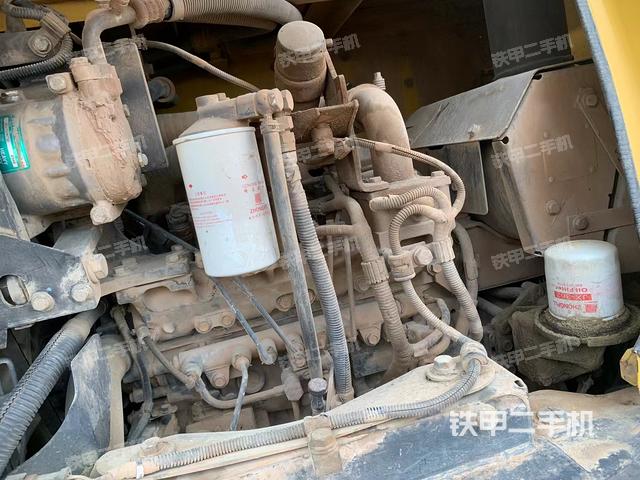 液压泵舱室正面整体（整机外观）