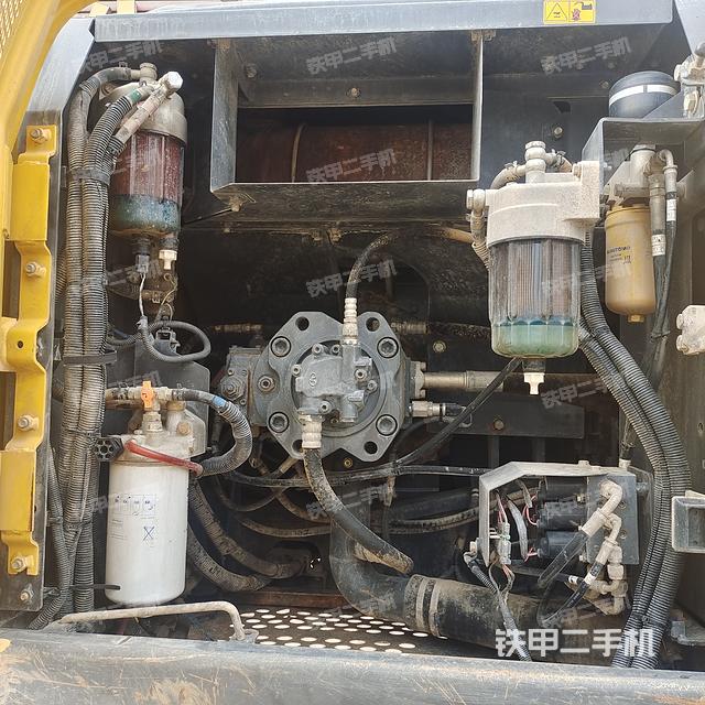 液压泵舱室正面整体（整机外观）