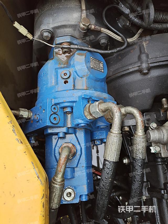 液压泵舱室正面整体（整机外观）