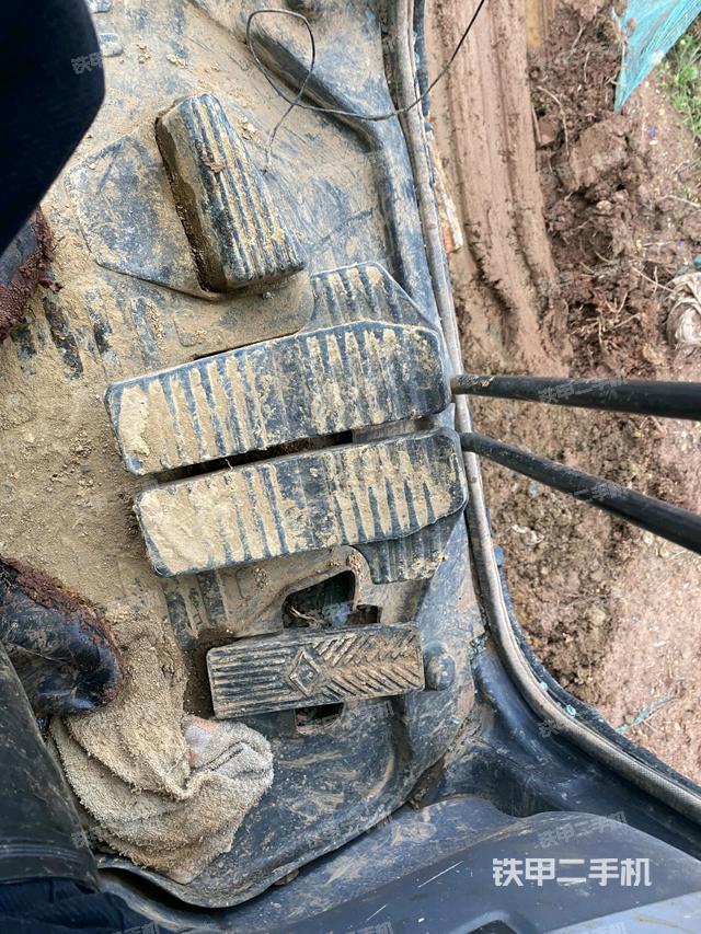 行走控制手柄和踏板?俯拍（駕駛室部分）