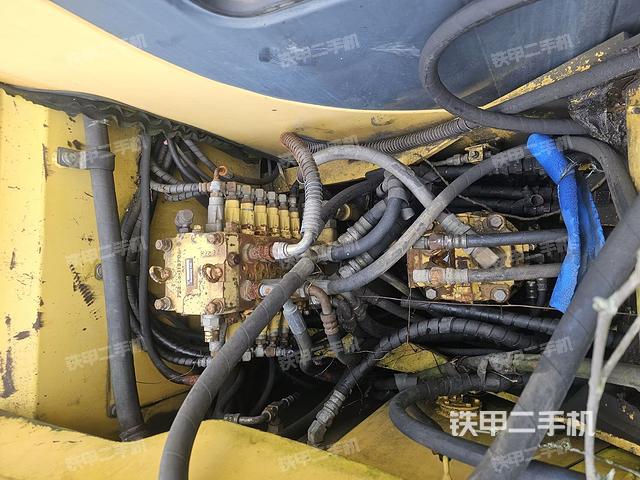 回转马达和主控阀（整机外观）