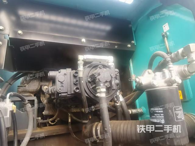 液压泵舱室正面整体（整机外观）