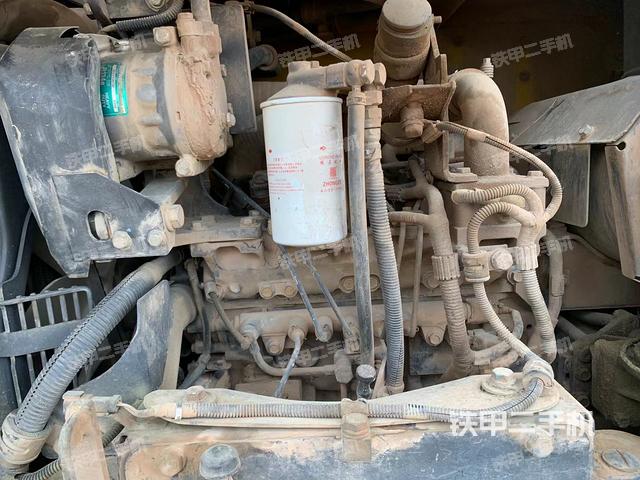 液压泵舱室正面整体（整机外观）