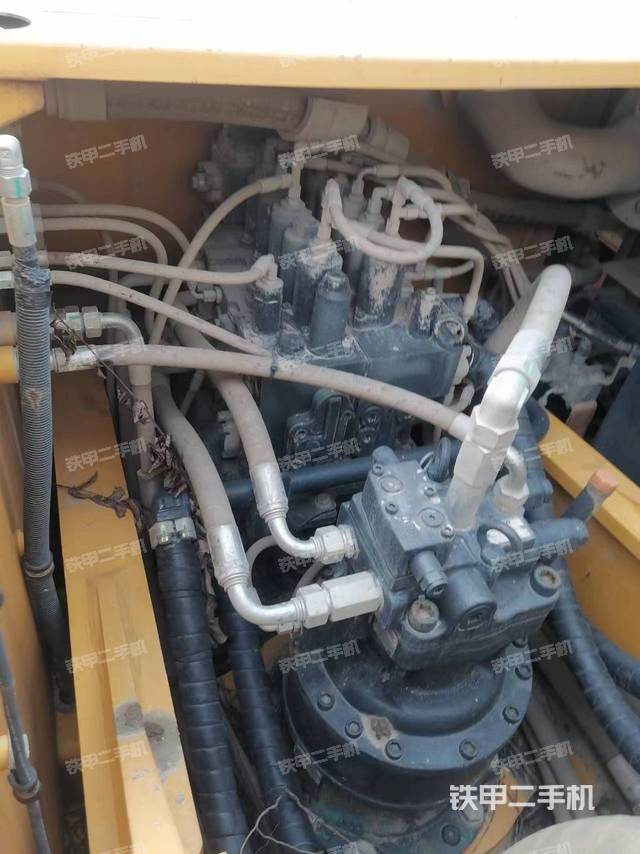 回转马达和主控阀（整机外观）