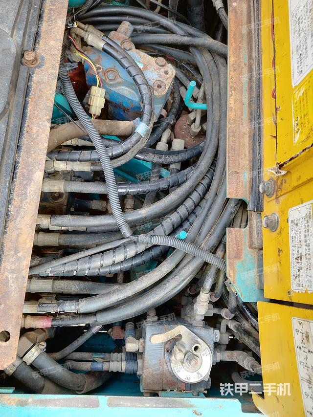 驾驶室顶部（整机外观）