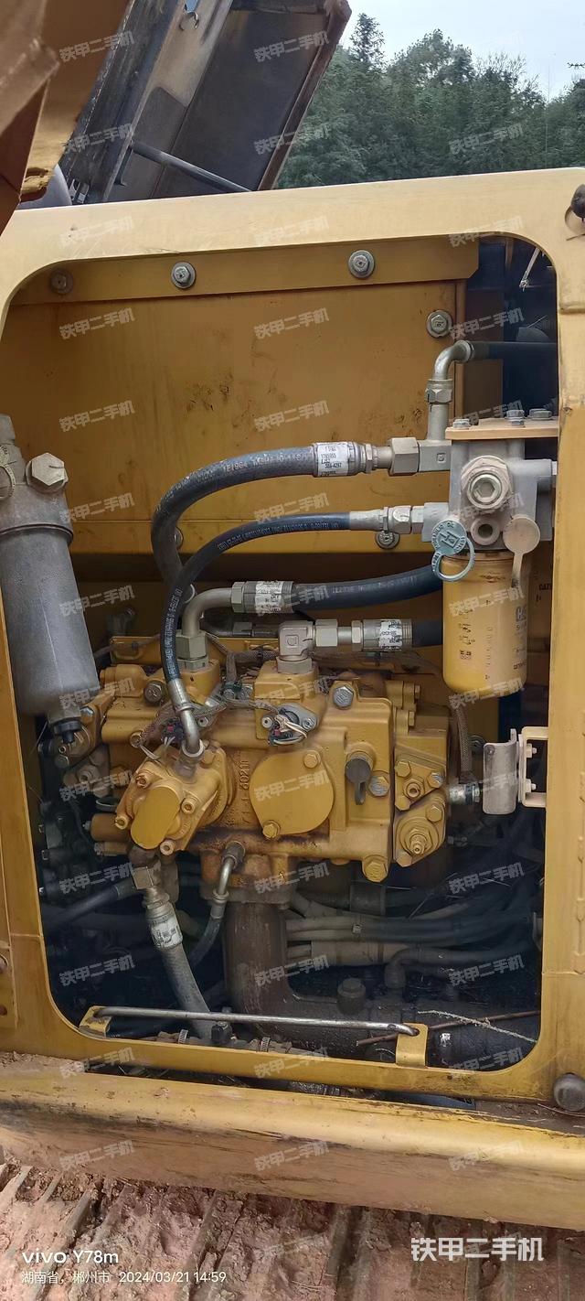 液压泵舱室正面整体（整机外观）