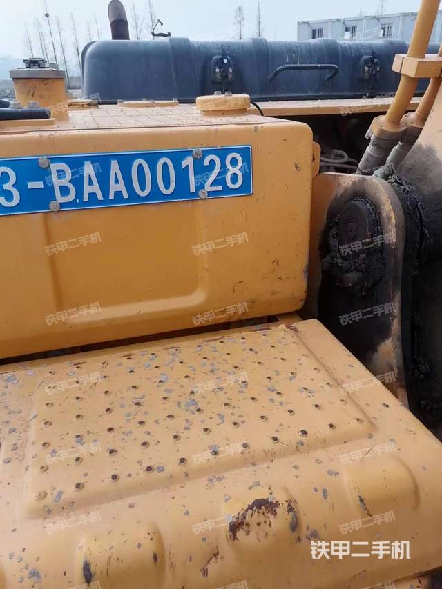 液压泵舱室正面整体（整机外观）