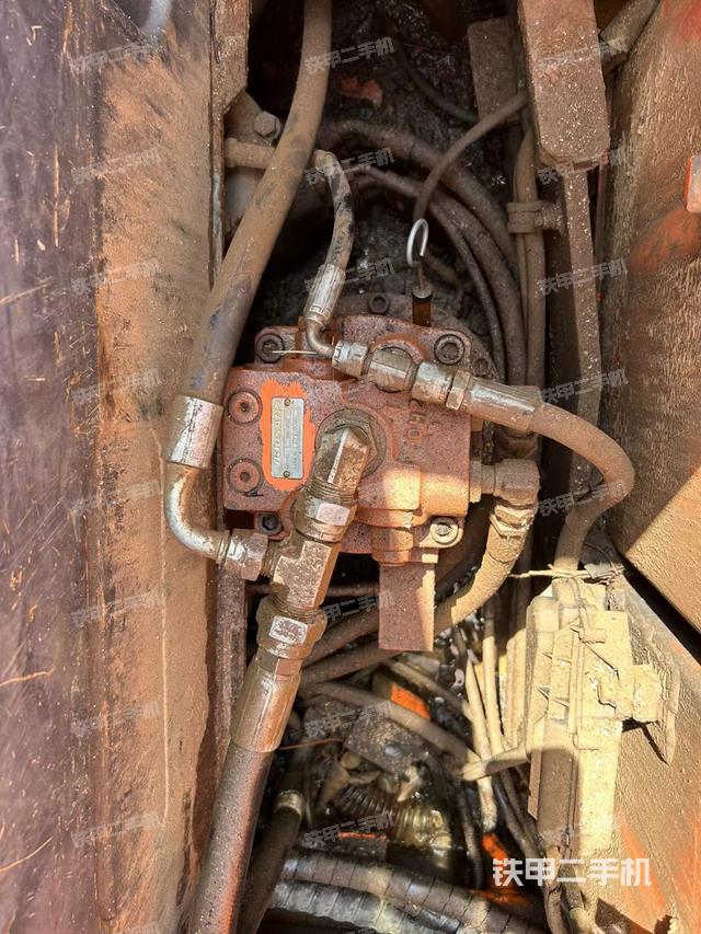 回转马达和主控阀（整机外观）