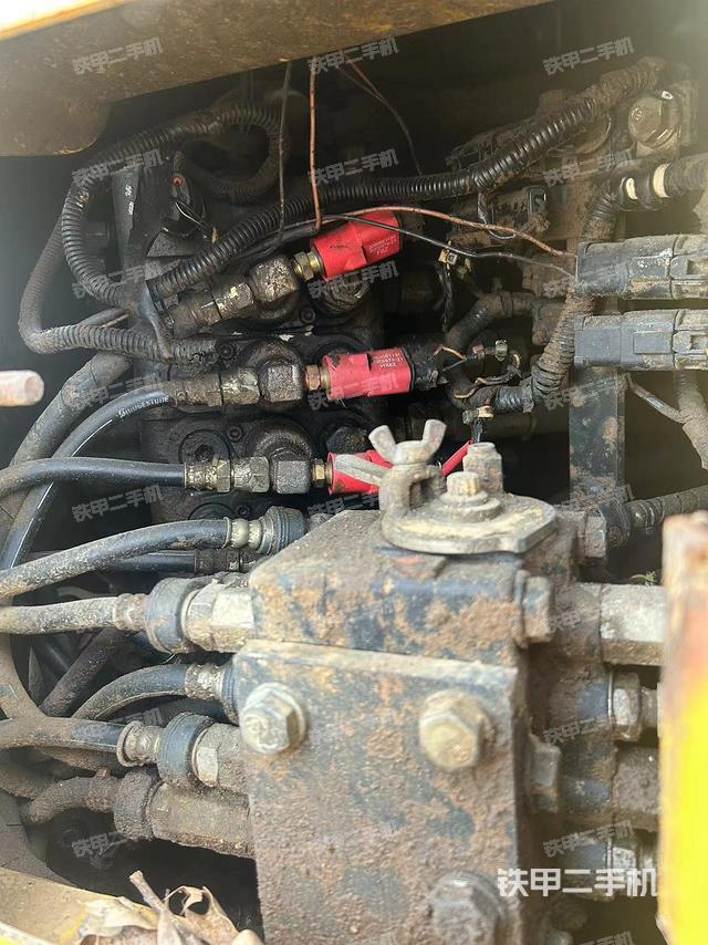 回转马达和主控阀（整机外观）