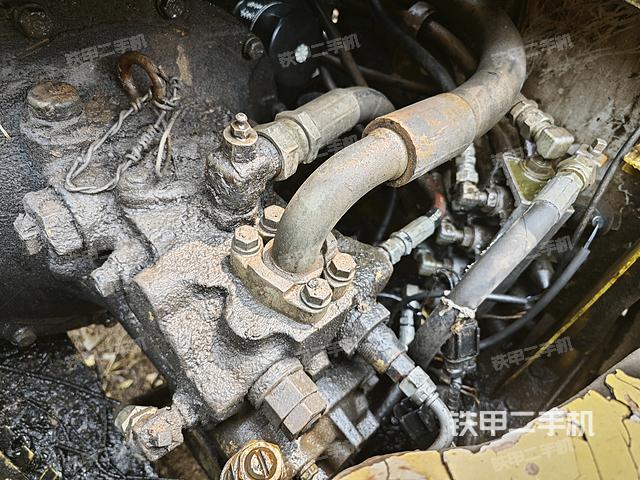 液压泵舱室正面整体（整机外观）