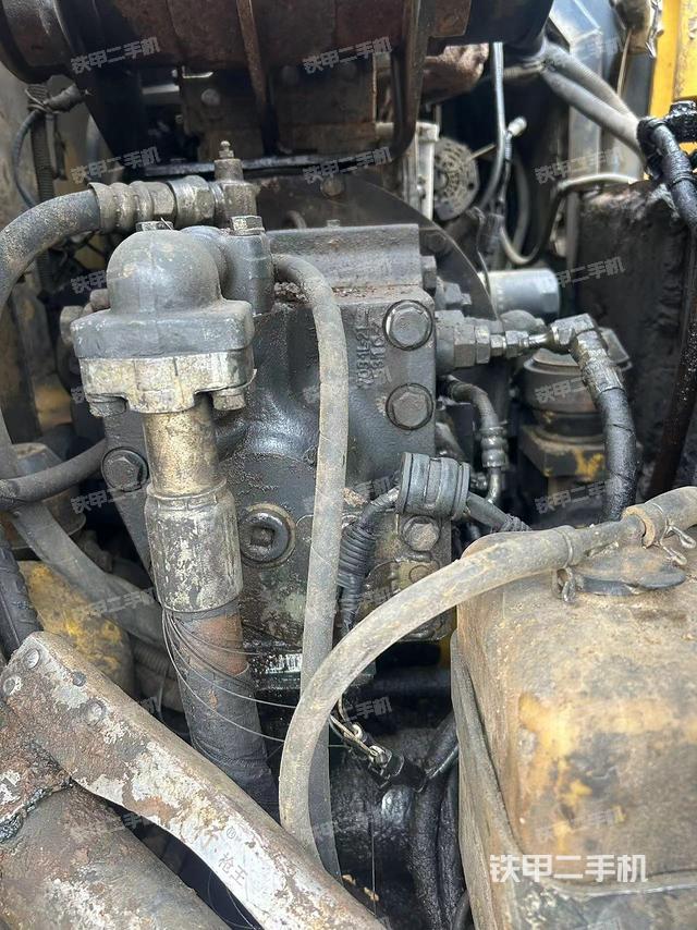 液压泵舱室正面整体（整机外观）