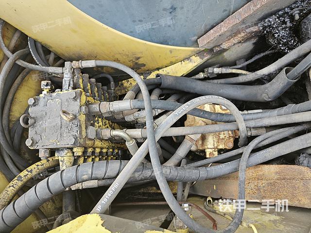 回转马达和主控阀（整机外观）