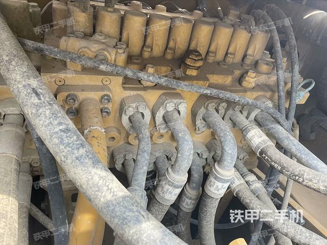 回转马达和主控阀（整机外观）