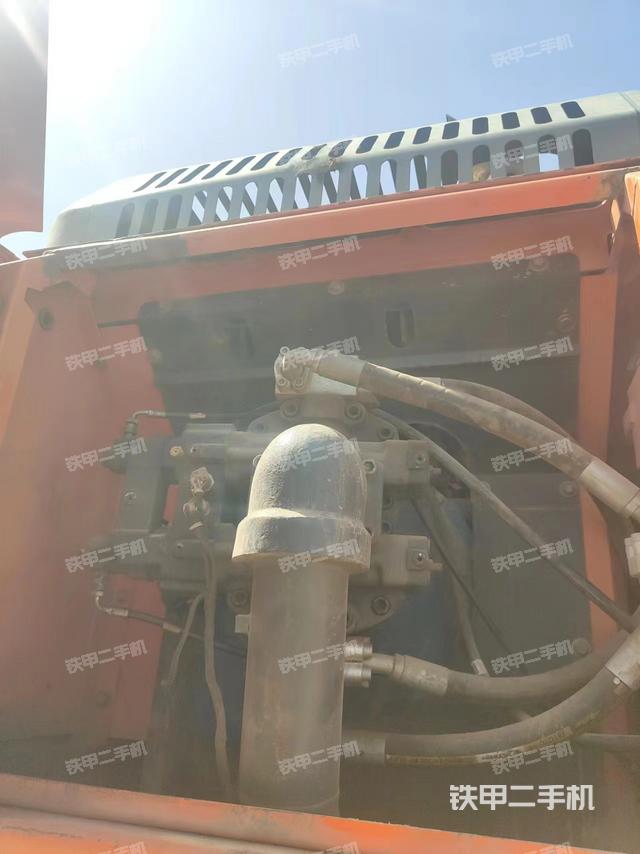 液压泵舱室正面整体（整机外观）