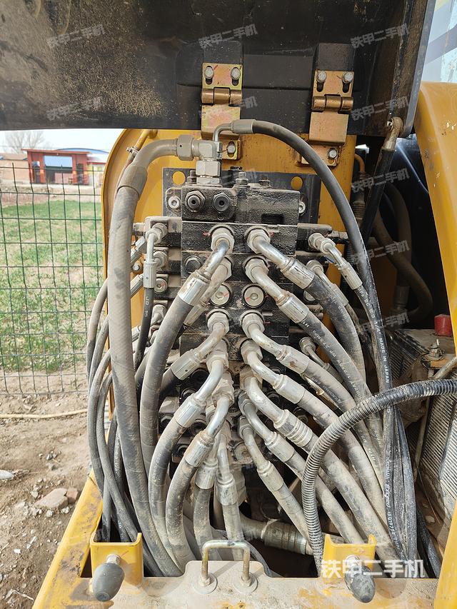 液压泵舱室正面整体（整机外观）